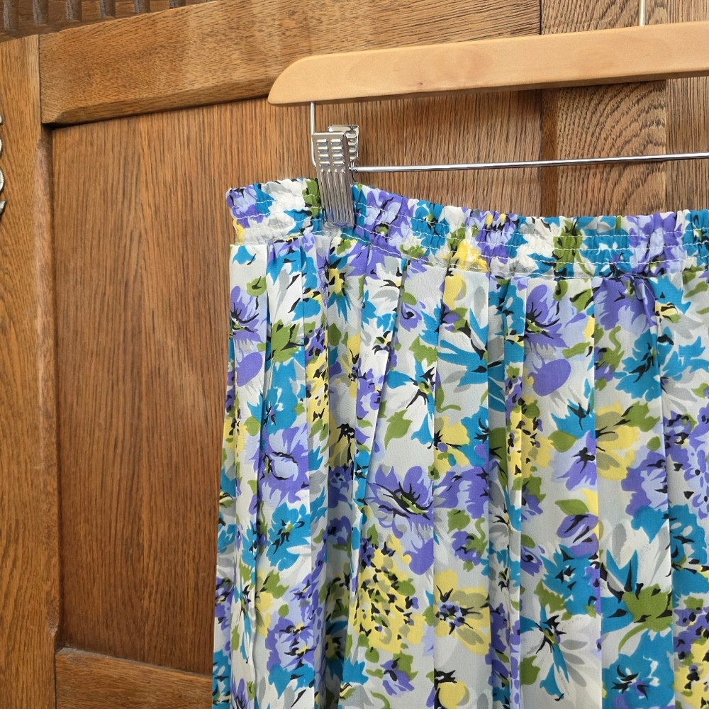 VINTAGE | Floral Pleated Midi Skirt - Waist 17-23 inches - Picture 3 of 5